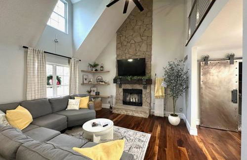 Cheerful 4 bedroom home w/ fireplace & game room - Foto 26
