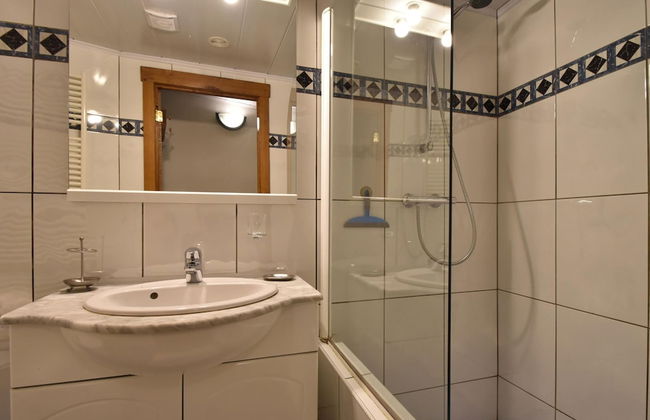 Cottage With Bubble Bath - Photo 11