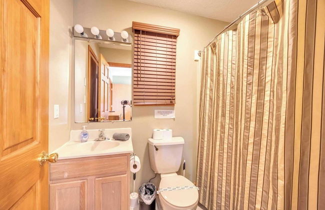 Pocono Pinnacle by Avantstay Steps to the Lake, Game Room, Large Deck - Foto 17