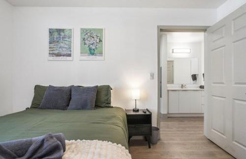 Bright Uptown Bliss - Free Parking, Walkable, Views - Foto 31