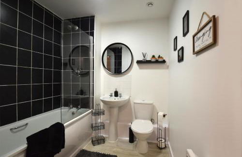 Modern 2 bed Apartment- Town Centre - Photo 13