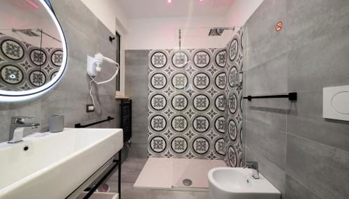 San Saba Street Apartment 46 - Photo 5, Shower