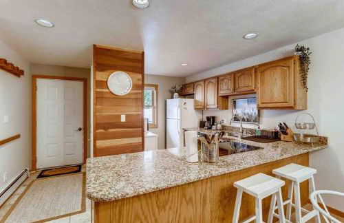 Cozy Ski Condo + Hot Tub + Fireplace + Heated Pool - Foto 9