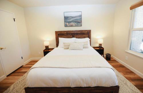 Riverfront Beauty with Pickle Ball Court - Foto 42