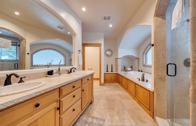 5 Mins to Ski Resort Ping Pong, Pool Table, Deck Donner Ridge by Avantstay - Foto 26