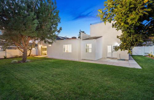 Spacious Modern Home with Rooftop & Private Backyard - Foto 1