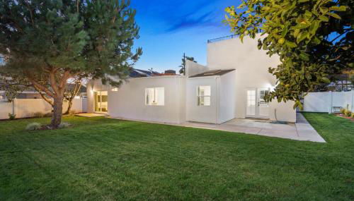 Spacious Modern Home with Rooftop & Private Backyard - Foto 1