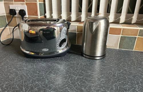 Peaceful 2-Bed Bungalow with Garden & Parking in Bramley Village, Rotherham - Foto 60