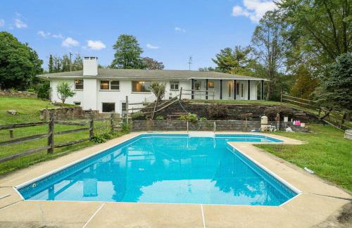 Comfort, Fun, & Charming - 5BR Oasis with Pool - Foto 46