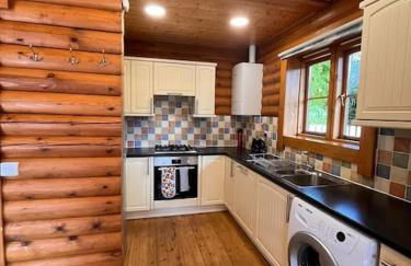 Solid Log Cabin With Private Hot Tub - Oak - Foto 8