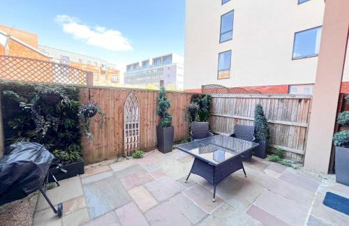 Deluxe Apartment near Cabot Circus w Parking sleeps 5 - Foto 25