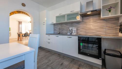 Villa Marić, a charming villa with a beautiful poolside - Foto 2, stove