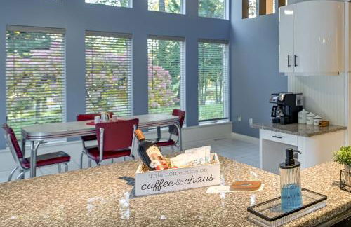 7 Mi to Skiing Lake George Home with Large Patio - Foto 13