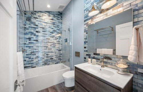 Distinguished Oceanfront Point Estate with Iconic Beach Mountain Vistas - Foto 43