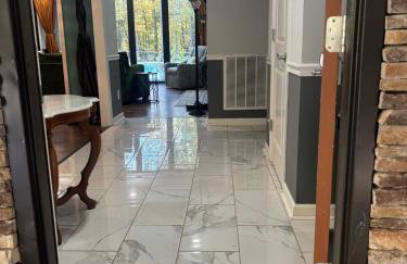 Quiet Forest Vacation home on a Private Road with Spacious Patios, Fire pit, Pet friendly and a Private pool - Foto 39