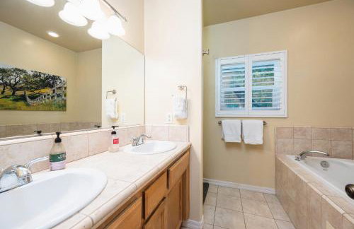 Lavender & Vine - Downtown Retreat with Hot Tub and Fire Pit! - Foto 16