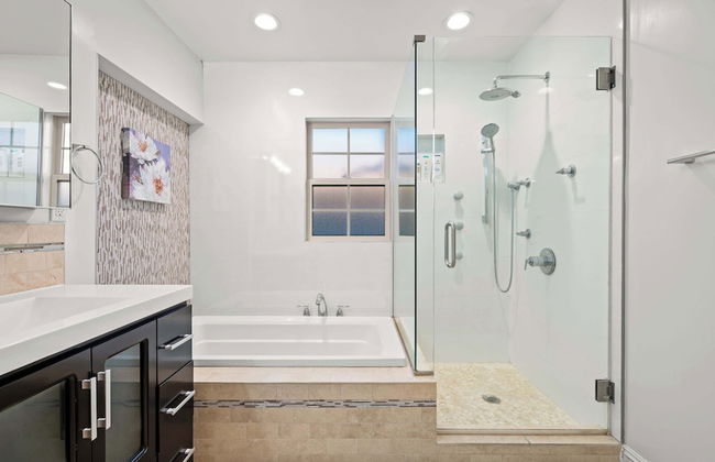 Luxury Estate With Sparkling Pool & Elegant Amenities - Foto 47