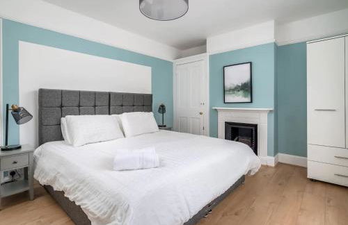 "FurnishedRentals Direct" WiggenHouse Stylish 3 Bedroom house Sleeps 8 with Free Parking, 2 Bathrooms, near to Watford High Street and Watford Football Stadium, Suitable for visiting Harry Potter Warner Bros Studio and London - Photo 10