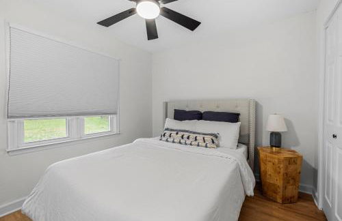 Comforting Lakeside Retreat in Gated Community - Foto 6