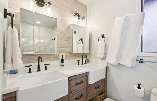 Cobalt Cabin by Tahoe Getaways - Beautifully Remodeled Pet Friendly 3 BR with Hot Tub & EV - Foto 16