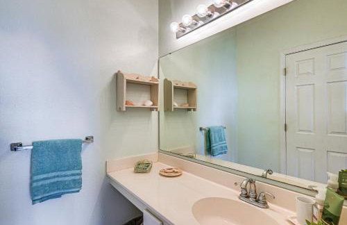 Sunset Beach Condo with Balcony, 5 Mi to the Ocean! - Foto 16