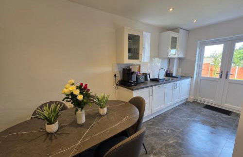 5 Beds 7 guests Private Garden Free Parking - Foto 4