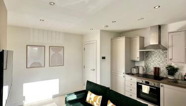 2 BR Flat - Short Lets & Serviced Accommodation Manchester with 2 Parking Spaces - Close to Hospitals - Foto 3