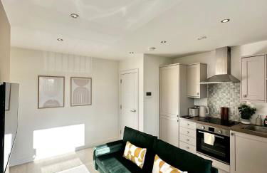 2 BR Flat - Short Lets & Serviced Accommodation Manchester with 2 Parking Spaces - Close to Hospitals - Foto 3