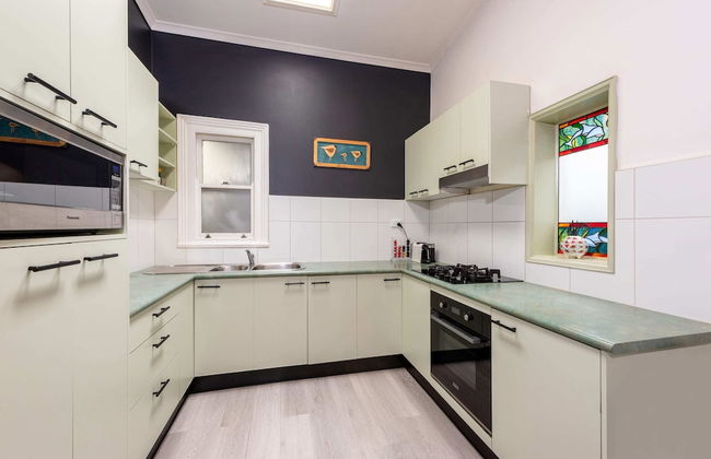 Unique 2BR Converted Storefront APT in Alphington! - Foto 5