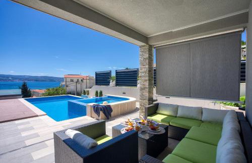 LUXURY VILLA PARADISE 120m from sandy beach, heated pool, billiard, max 12 pax - Foto 9