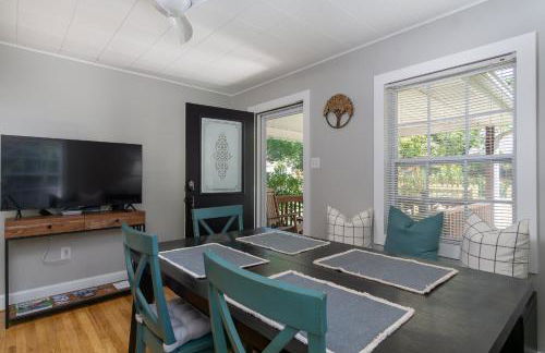 Charming Pet-Friendly Cottage Walkable to Town! - Foto 9