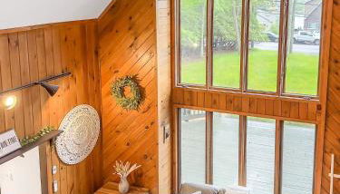 Italy Inspired Lakeview Chalet with Hot Tub - Foto 4