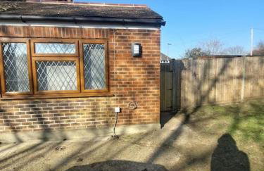 Stunning 1-bedroom annexe flat with own entrance near London - Photo 7