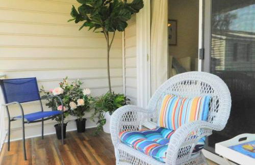 Q4 Professionally decorated upstairs beautiful soothing colors close to back pool - Foto 15