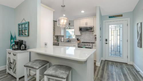 Dog Friendly Home wPrivate Fenced Yard, Garage & Fire Pit STEPS to the Beach! - Foto 2