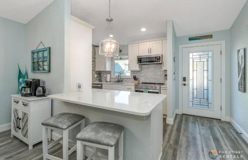 Dog Friendly Home wPrivate Fenced Yard, Garage & Fire Pit STEPS to the Beach! - Foto 2