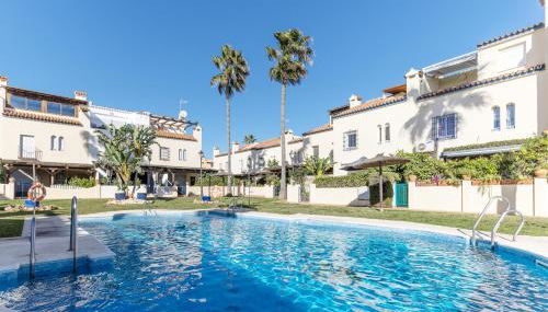 Luxury modern beachfront 3 bed gated community townhouse with pool, sun terrace, sea views close to all amenities - Photo 4