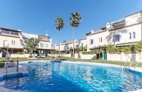 Luxury modern beachfront 3 bed gated community townhouse with pool, sun terrace, sea views close to all amenities - Photo 4