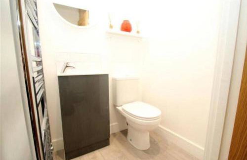 The Villas - Modern Comfort, 15 mins to Silverstone and Milton Keynes - Free parking, Prime, Netflix - Foto 9