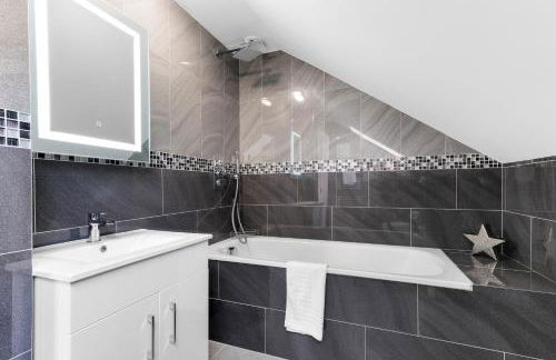 Modern 4 Bedroom House With Parking in Farnham Royal, Slough By 360stays - Foto 31