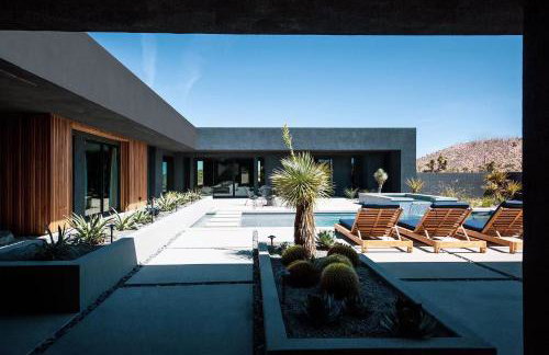 Black C House Modern w pool spa - Photo 8