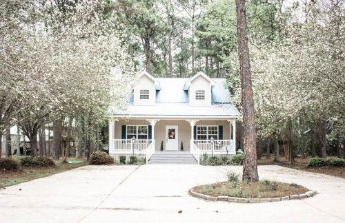 Pet Friendly Tranquil Cottage with Fire-Pit & Hot Tub Minutes to BEACHES - Foto 1