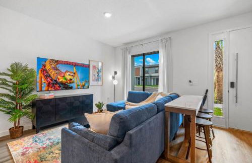 Colorful vibrant Oasis Sleeps 10, 10min to Disney - Photo 11