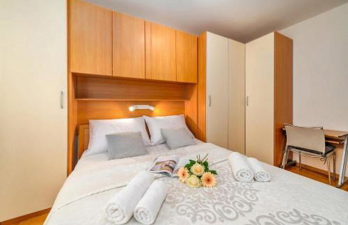 Cityscape Comfort Apartment With Garage - Happy Rentals - Photo 22