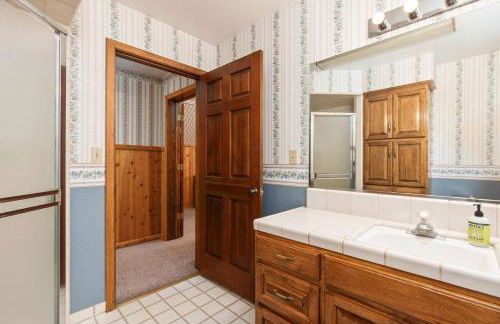 Toste Cabin- Spacious 3BR Cabin in East Village! - Foto 25