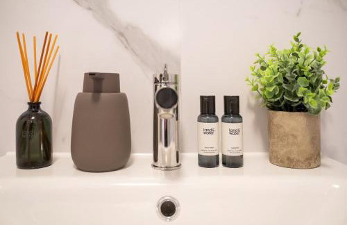 Ye Old Mill - Stylish cosy retreat with parking - Photo 17