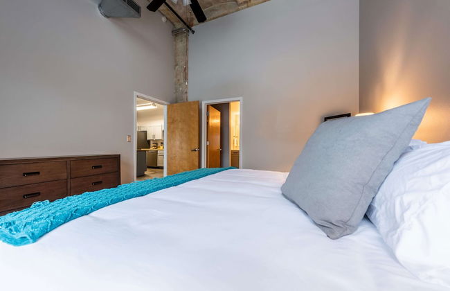 Luxury Historic Loft with Gym - Photo 5