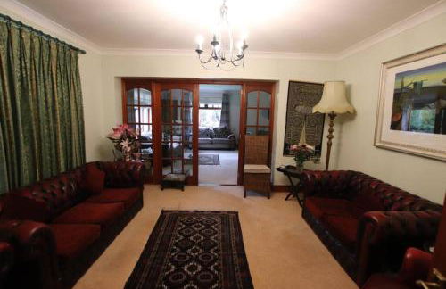 Serene Countryside Home with Manicured Gardens - Foto 7