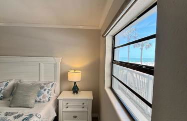 Beautiful Sunsets just Steps from Beach with King Bed and Queen Sleeper Sofa - Foto 16