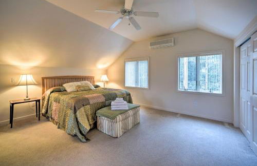 Lakefront Bolton Retreat with Balcony and Views! - Foto 16